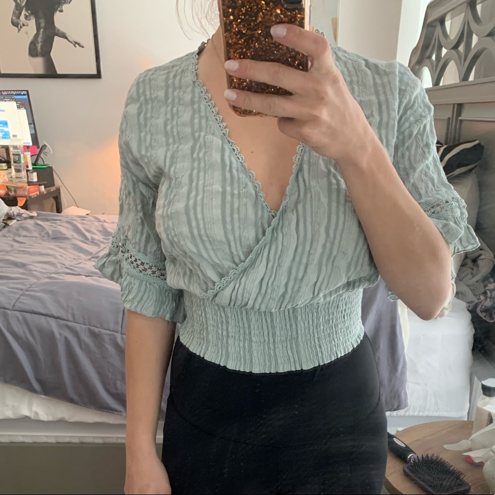 $3 w/ bundle Showpo crop shirt